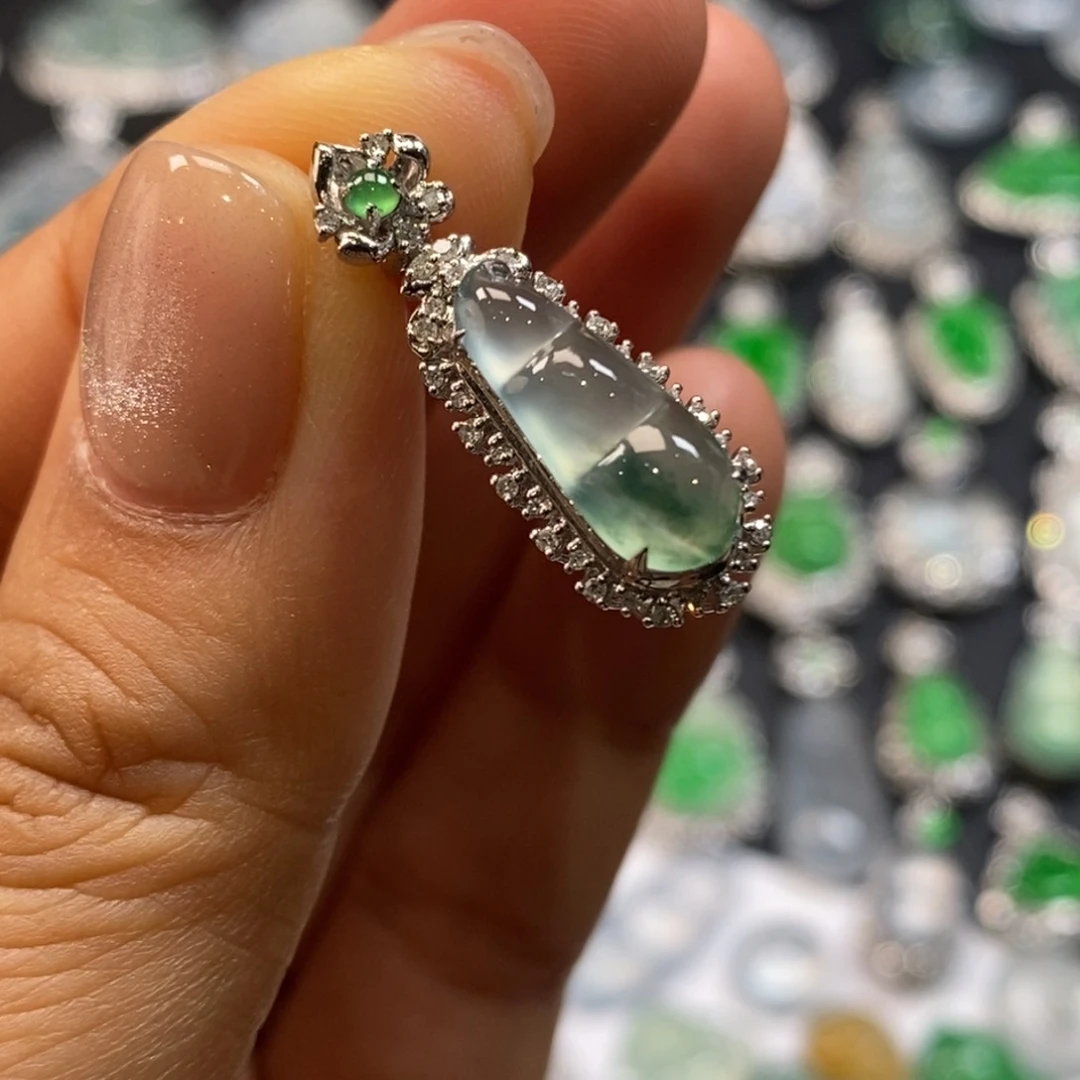 翡翠18K金镶嵌颈饰