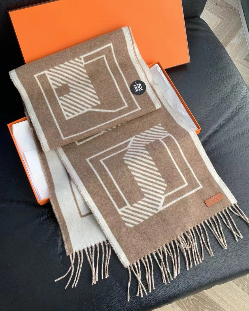 未使用 Hermes/爱马仕 棕褐色方块字母骑装羊绒围巾 17602561