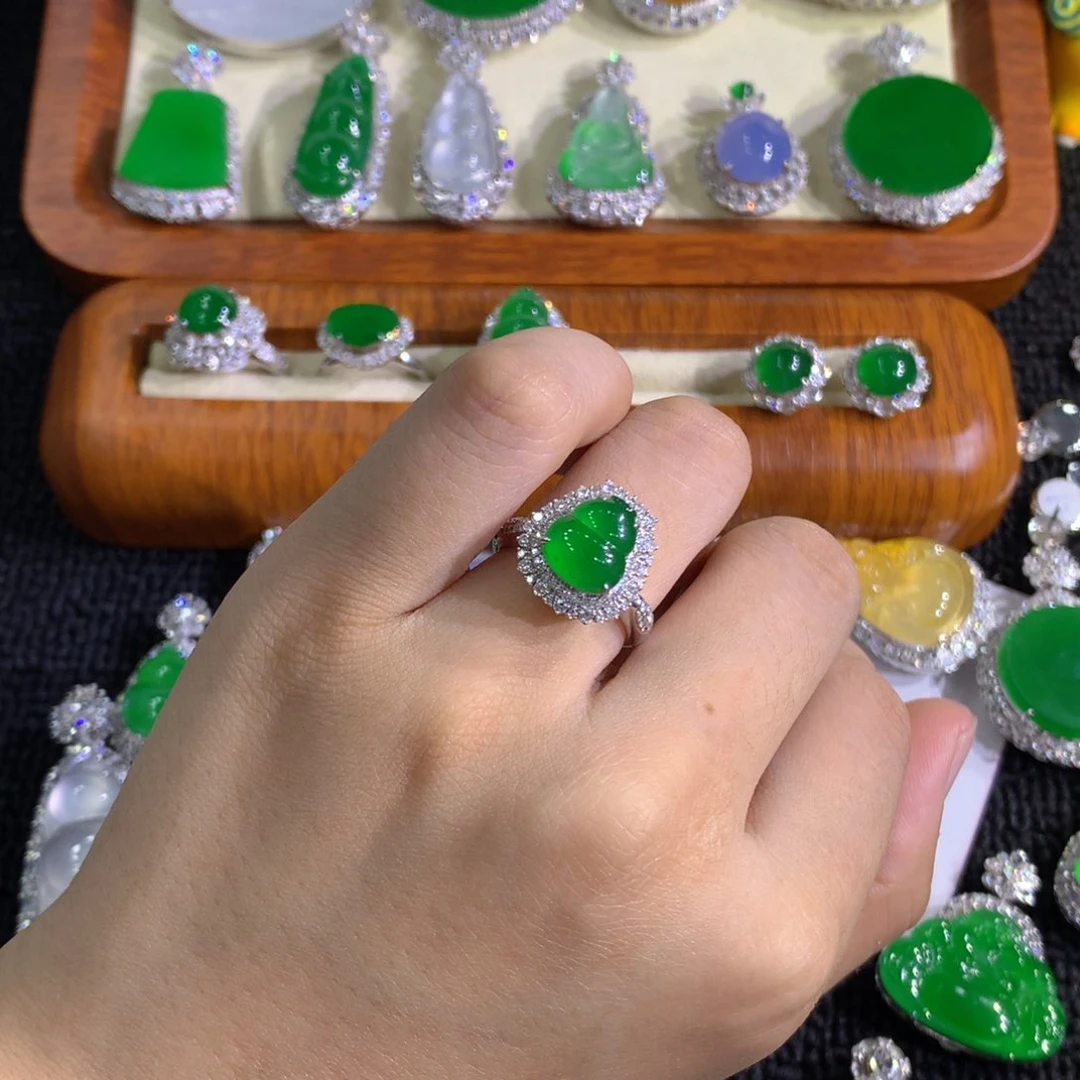 【闪购商品】颈饰18K金镶嵌翡翠