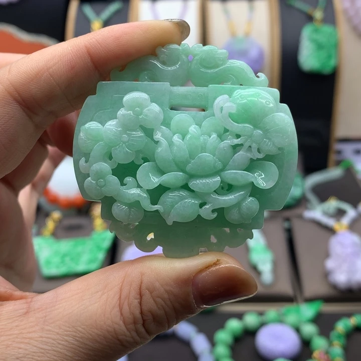 翡翠未镶嵌吊坠(赠链)