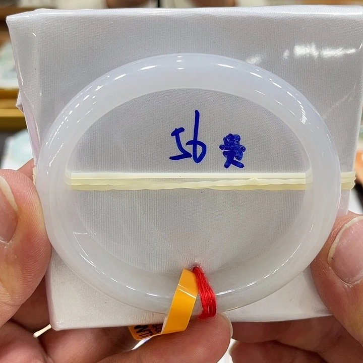 翡翠手镯未镶嵌翡翠