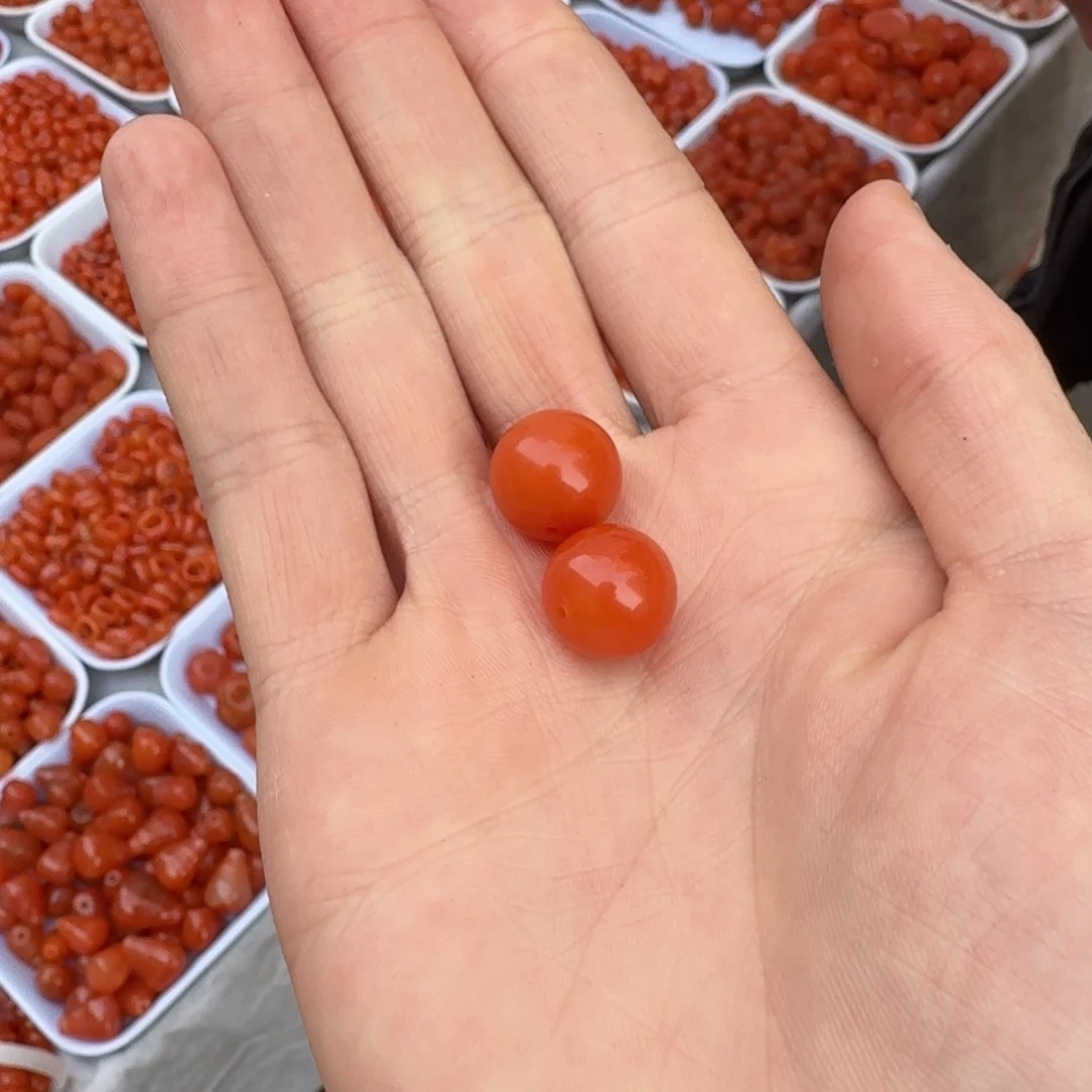 颈饰未镶嵌南红玛瑙默****）两个