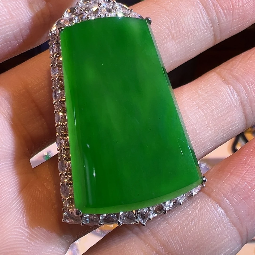 翡翠颈饰18K金镶嵌高冰种阳绿无事牌毕业