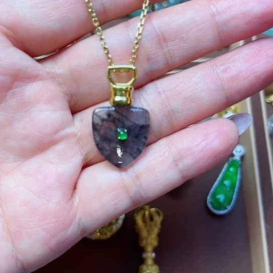 翡翠未镶嵌颈饰18 K镶嵌