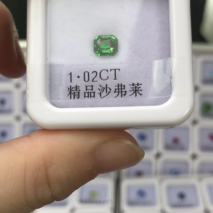 未镶嵌石榴石1.02克拉沙弗莱