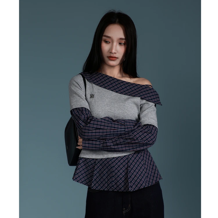 西町村屋格纹拼接斜肩长袖小衫女春季新款气质短款上衣XAAA10264