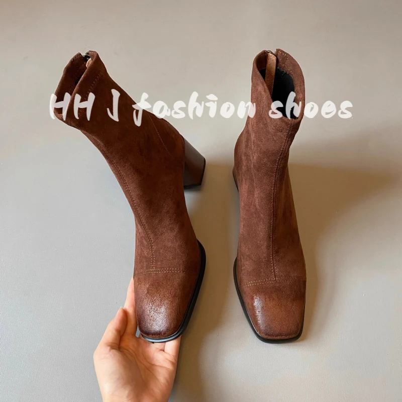 牛皮绒面瘦瘦靴棕色美拉德粗跟短靴新款法式方头弹力靴秋冬包腿靴