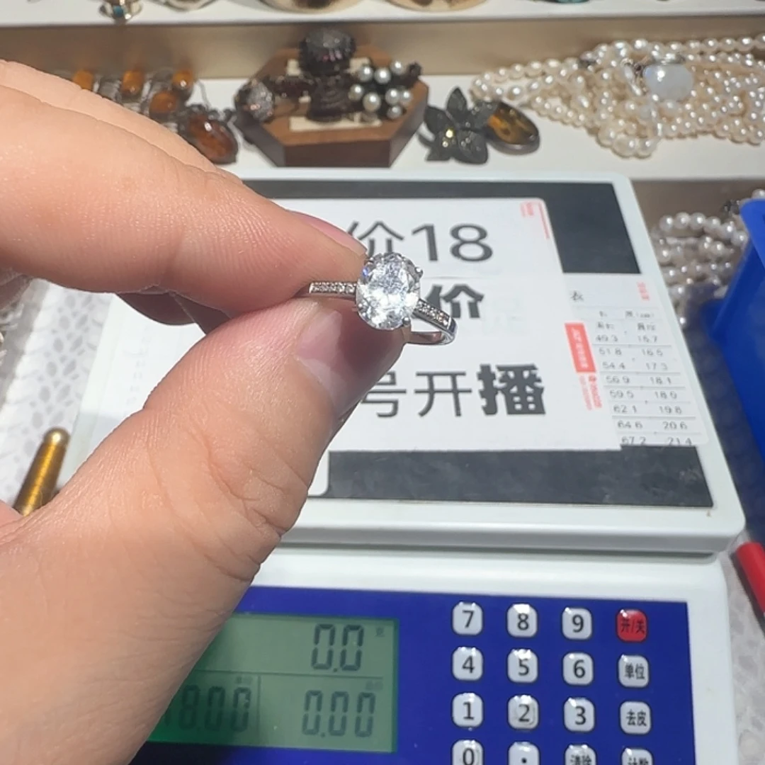是****花岗石铁合金吊坠的设计也是