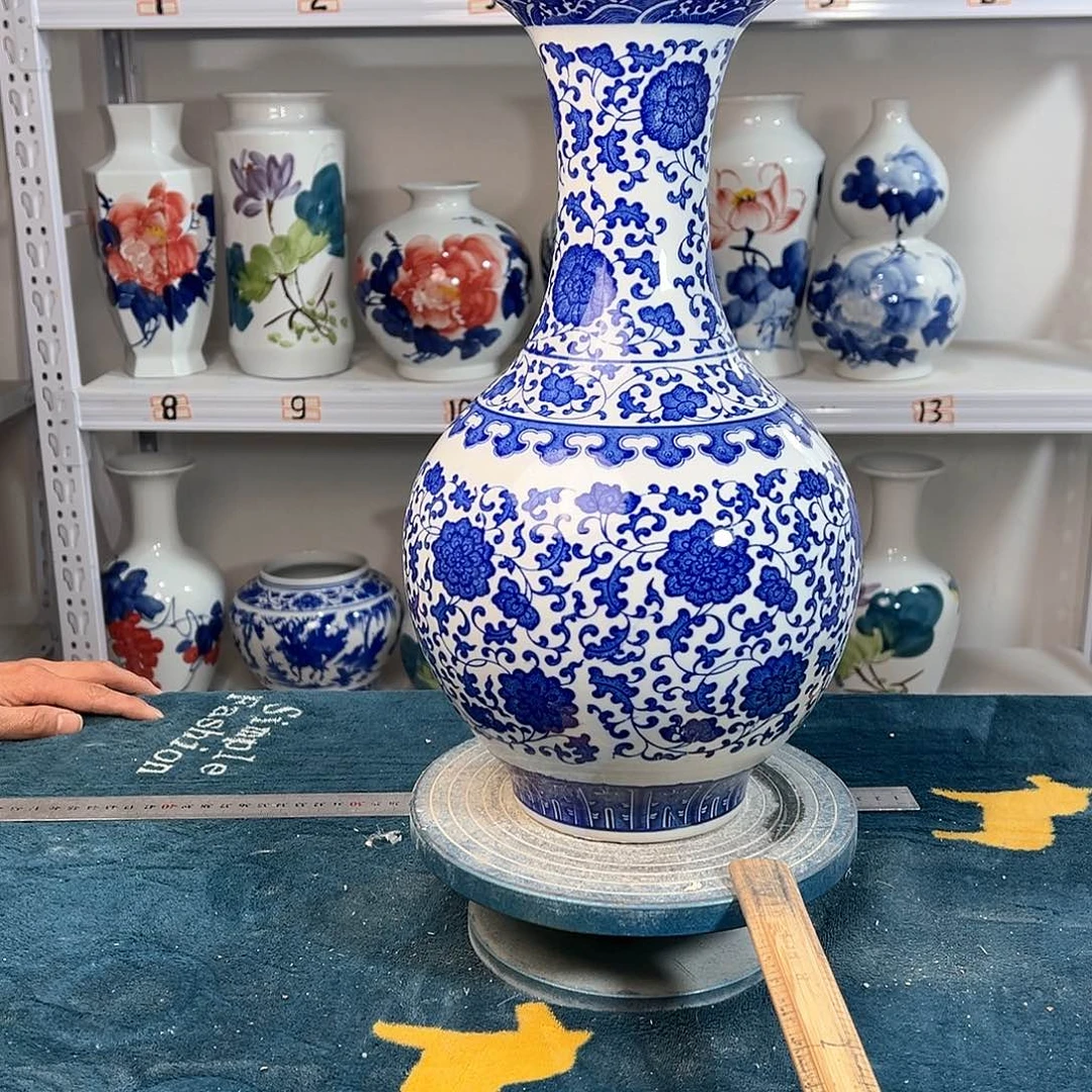 摆件景德镇陶瓷缠枝