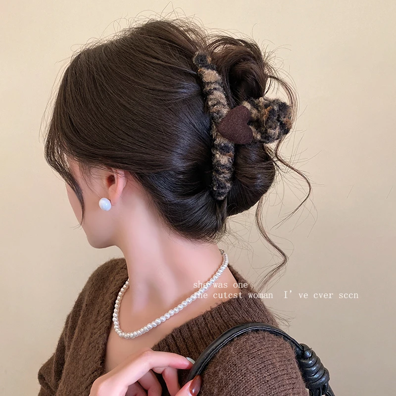 韩系ins毛绒爱心抓夹女高级感大号毛毛发夹后脑勺盘发鲨鱼夹发饰