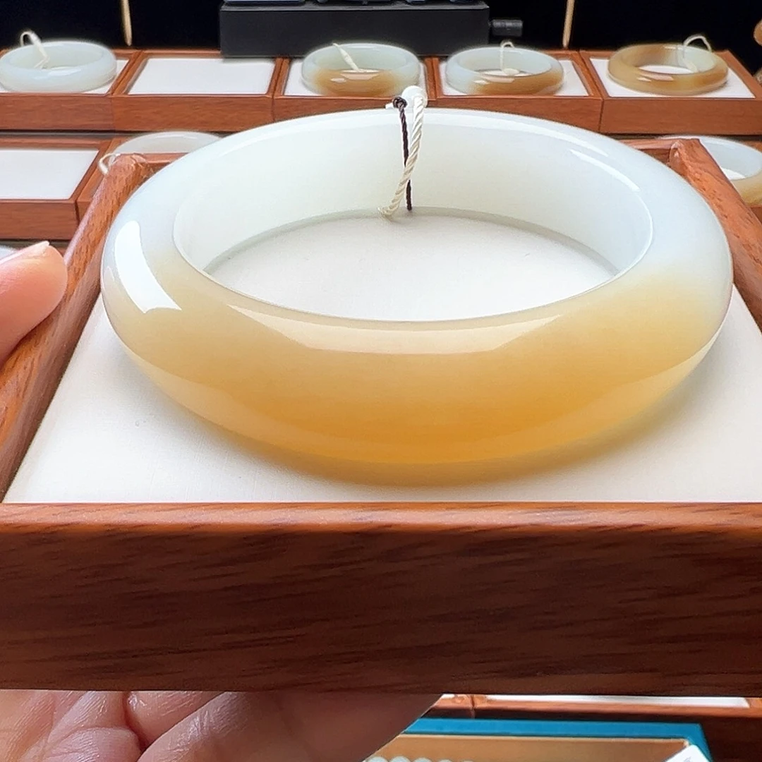 和田玉手镯未镶嵌啊****哈