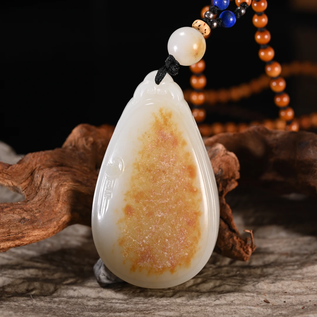 LOT8829 和田玉平安无事牌【籽】/保利