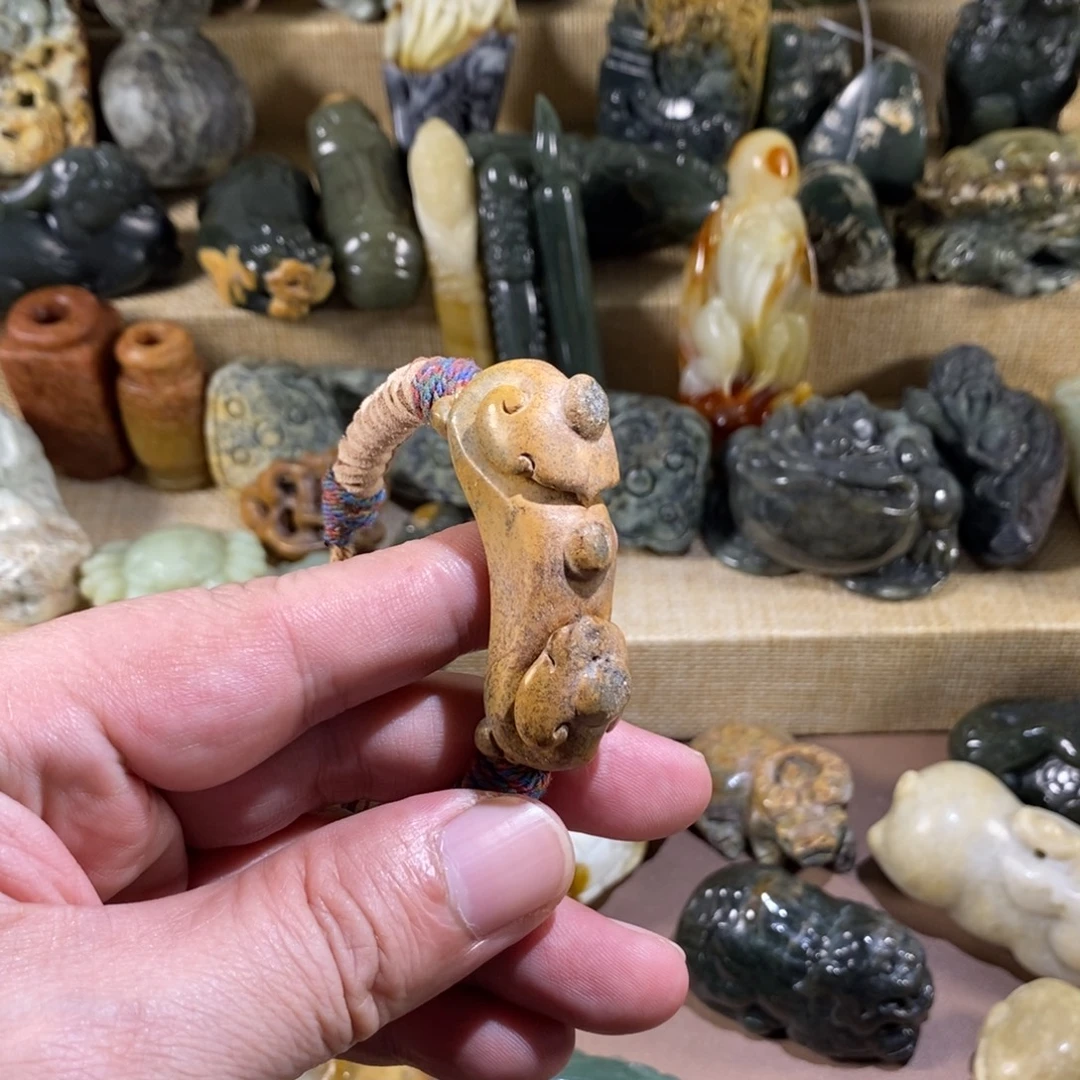 未镶嵌透闪石质玉挂件