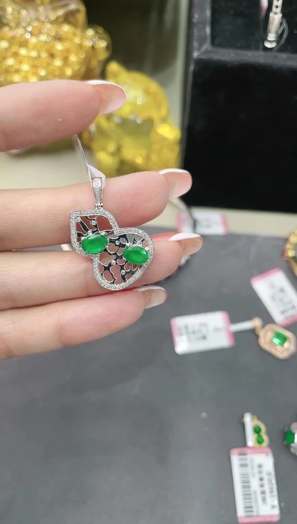 18K金镶嵌祖母绿吊坠葫芦款