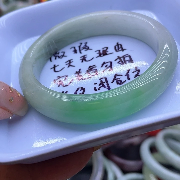 贝***娜翡翠未镶嵌手镯手镯