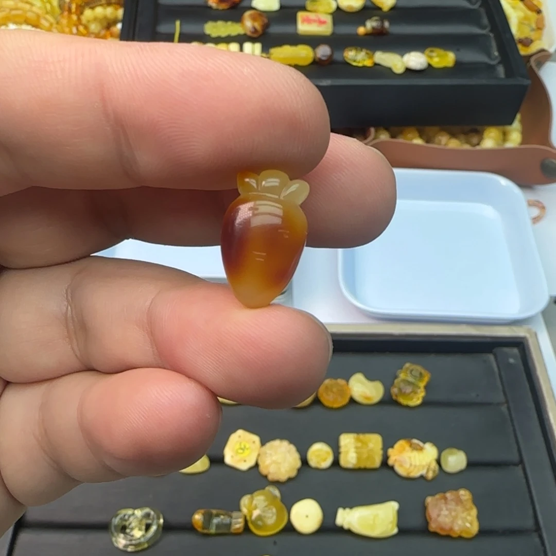 吾***壹琥珀未镶嵌裸石0.86克