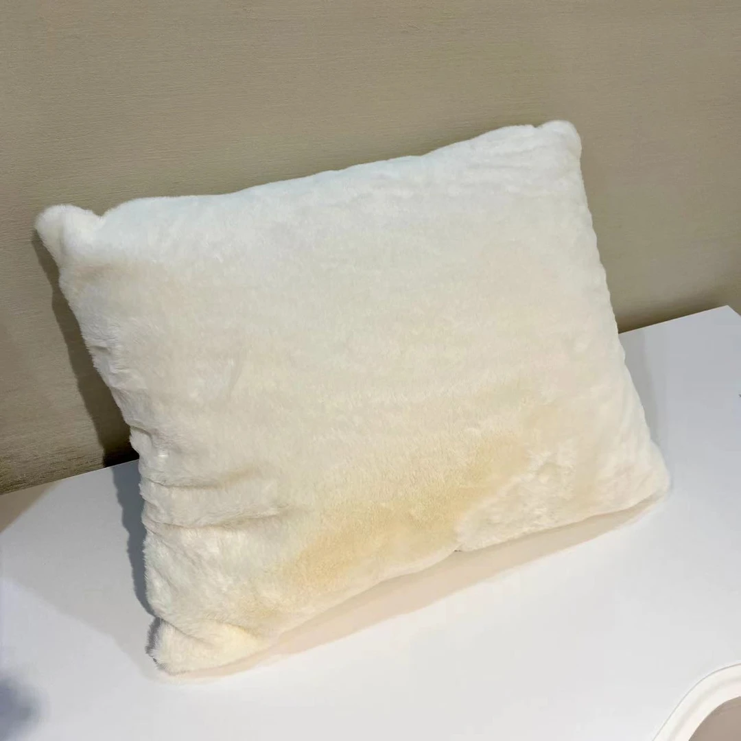 美式轻奢家用绒毛抱枕现代简约客厅沙发靠枕舒适靠枕