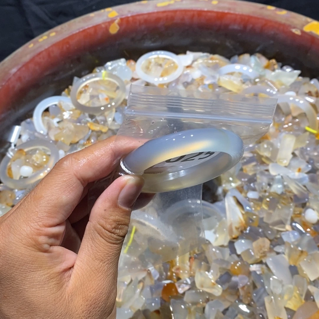 恩***月手镯玛瑙/玉髓未镶嵌