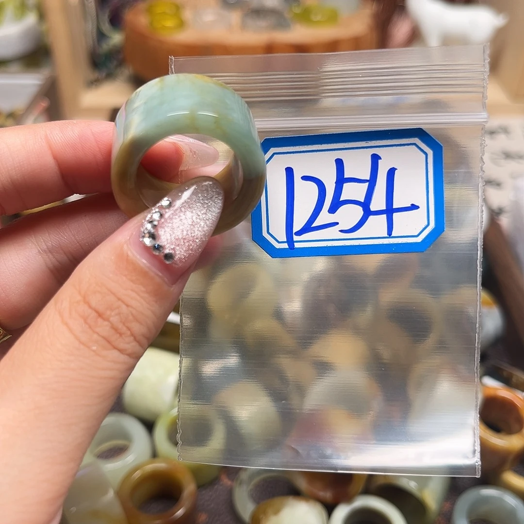 艾***嘉蛇纹石玉未镶嵌戒指