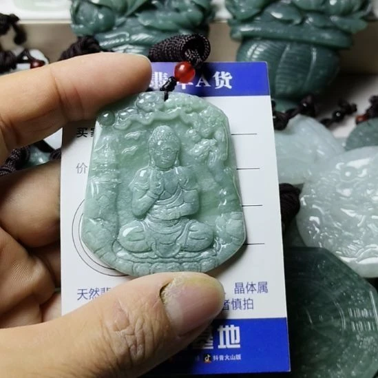 翡翠未镶嵌颈饰挂件