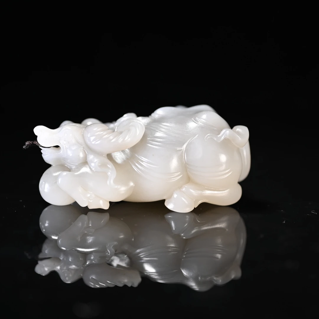 Lot8836 25YU103326 和田玉 玉牛摆件/匡时
