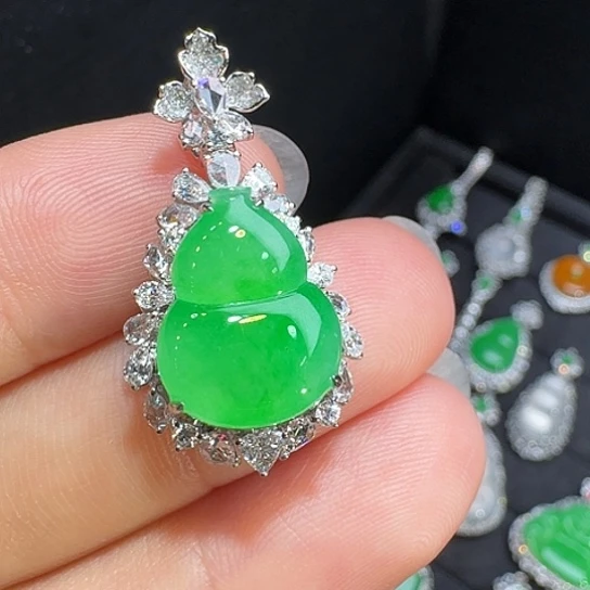 颈饰18K金镶嵌翡翠