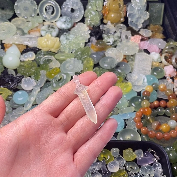 蛇纹石玉合金颈饰七星宝剑