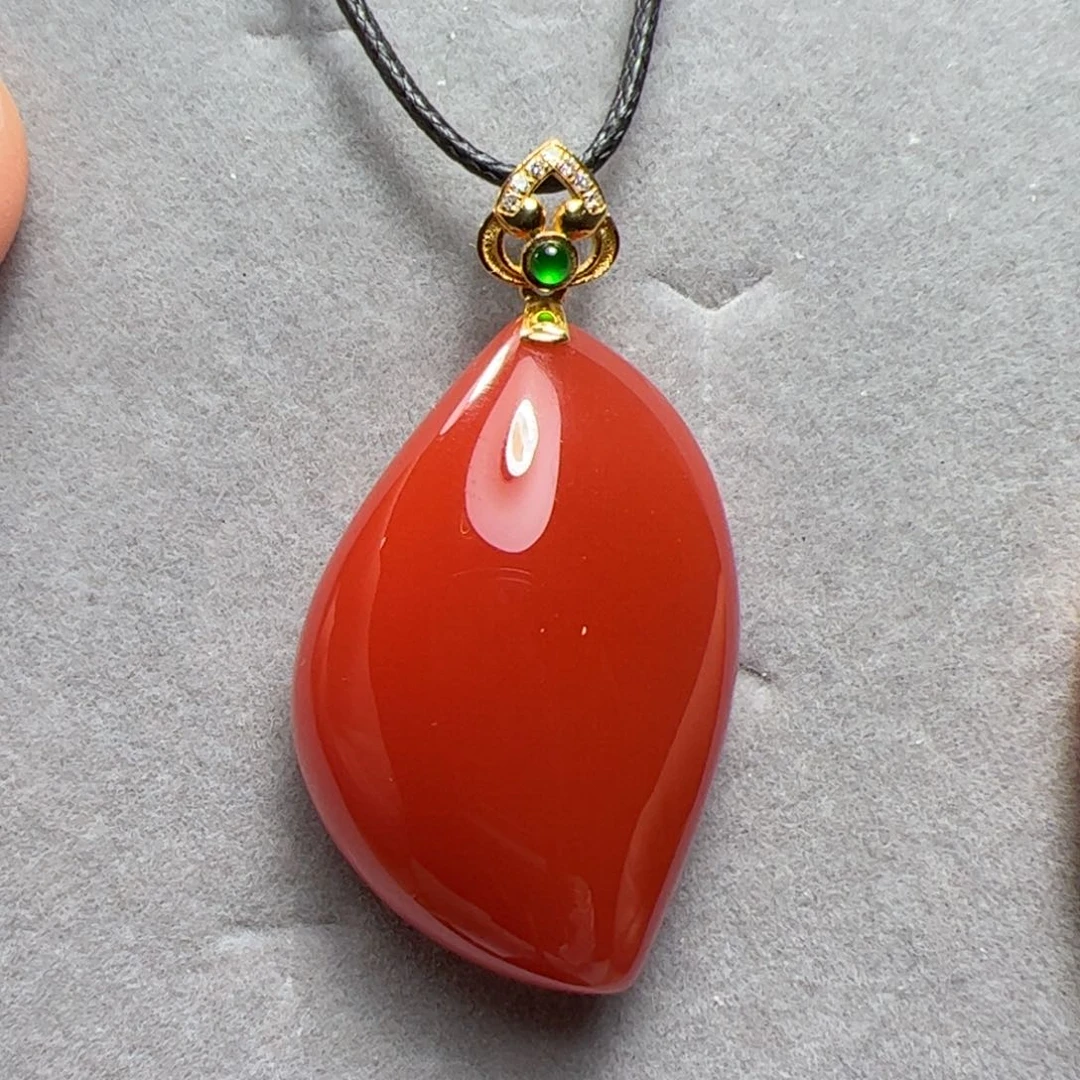 18K金镶嵌吊坠南红玛瑙