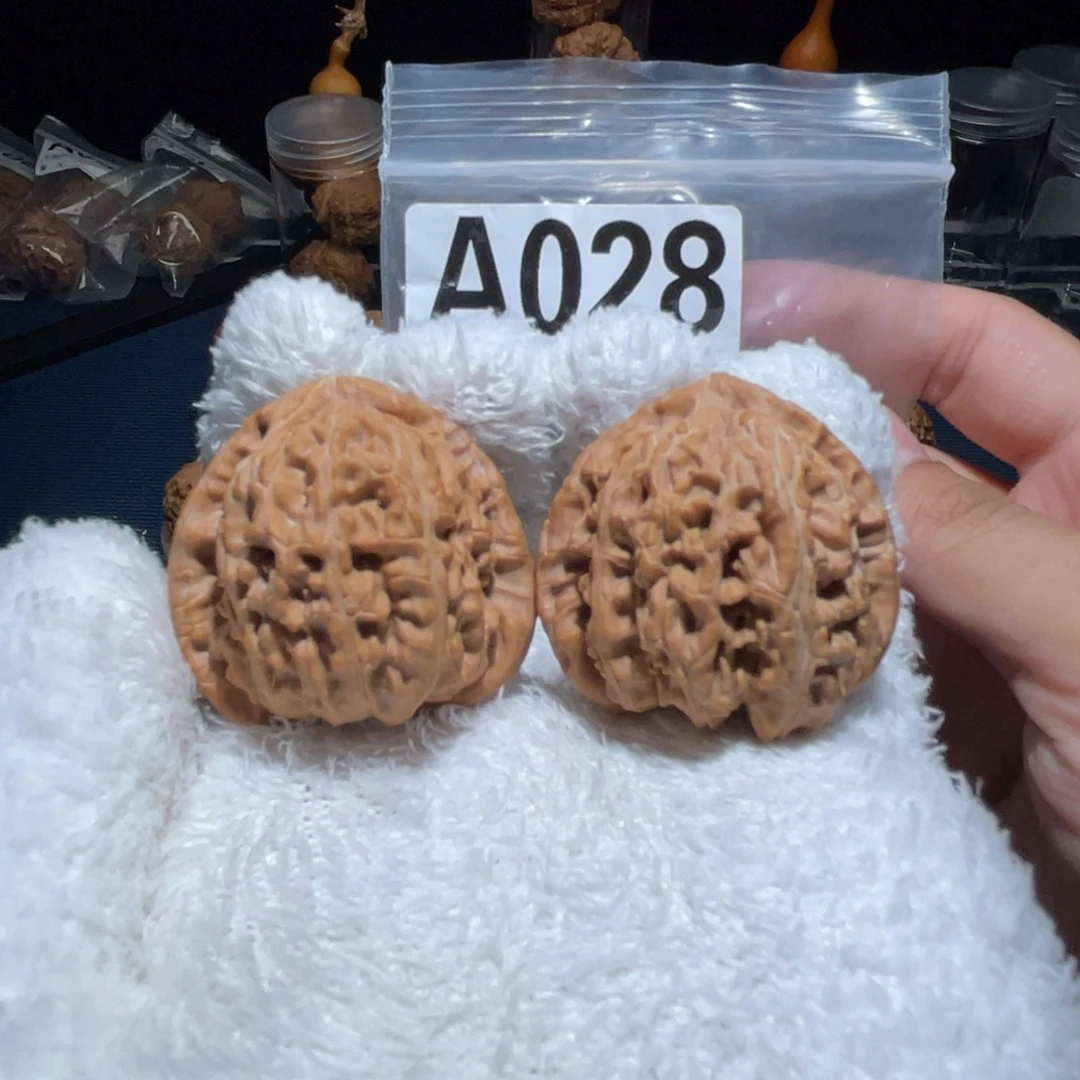 文玩核桃把件三角白38全品