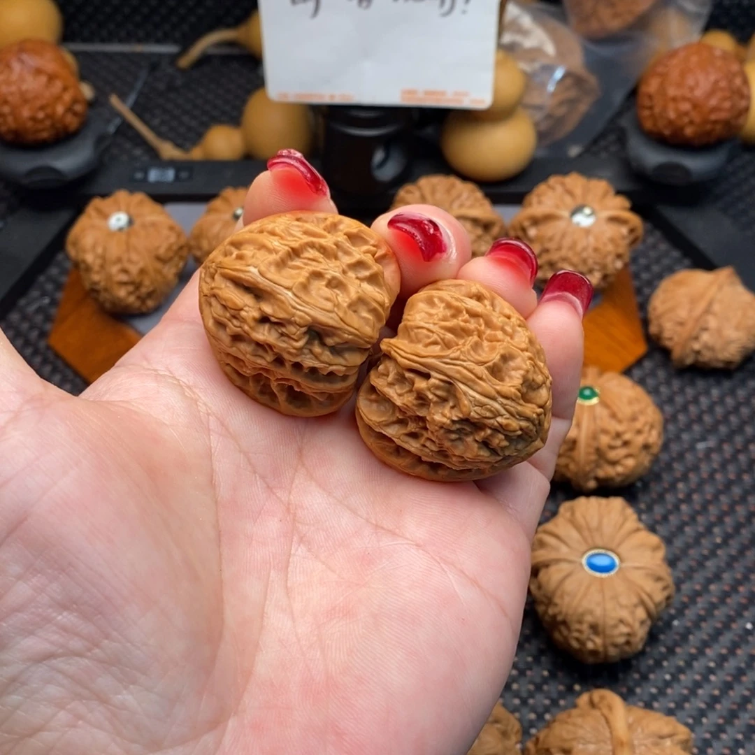 文玩核桃把件王**r三角白