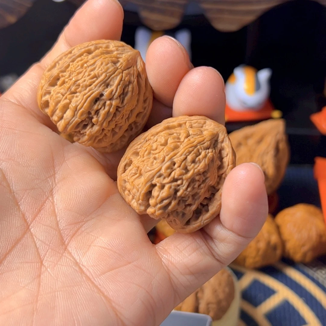 文玩核桃把件红宝石天蚕