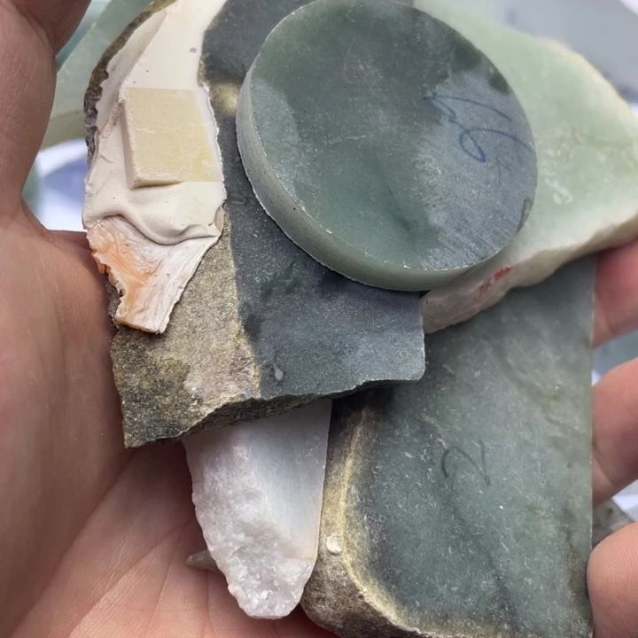 呵***呵翡翠未镶嵌颈饰3467