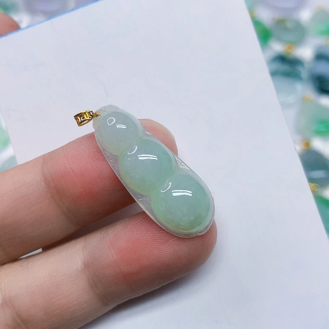 颈饰18K金镶嵌翡翠豆子