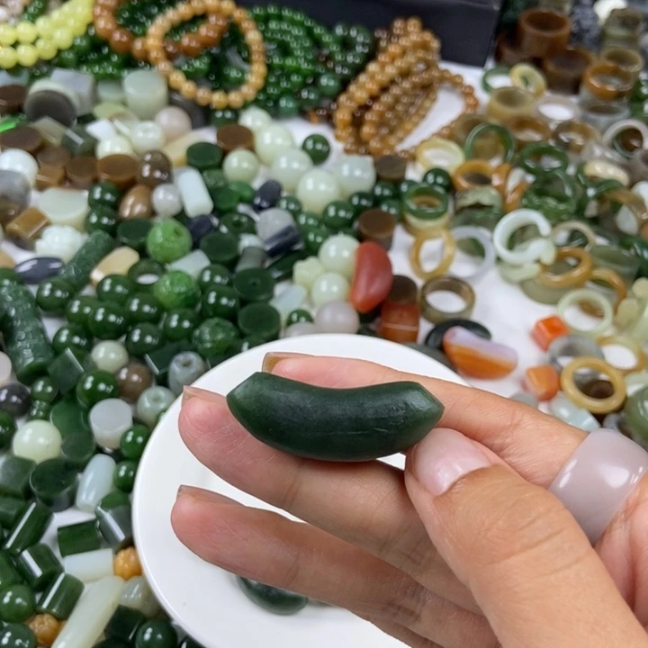 和田玉未镶嵌珠宝半成品月*