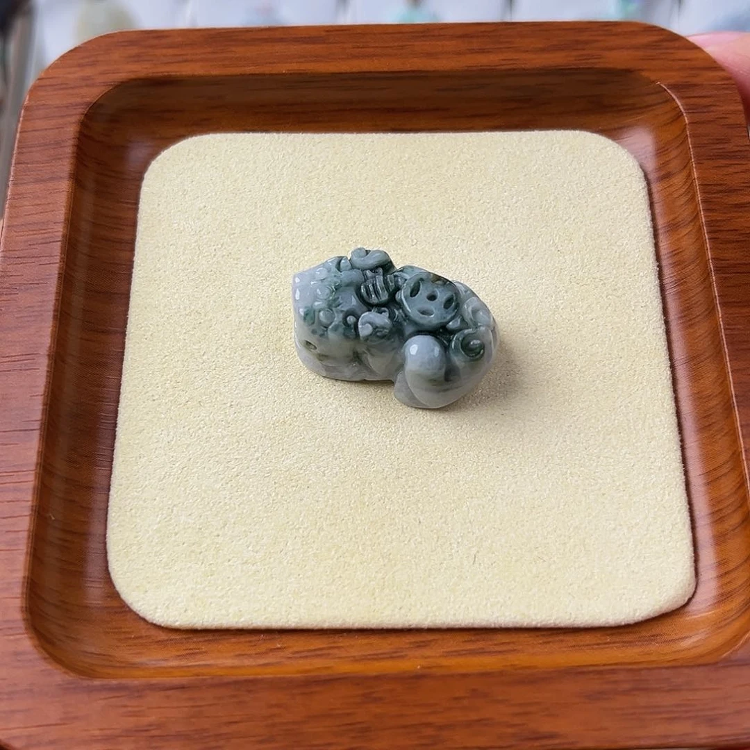 翡翠未镶嵌颈饰貔貅