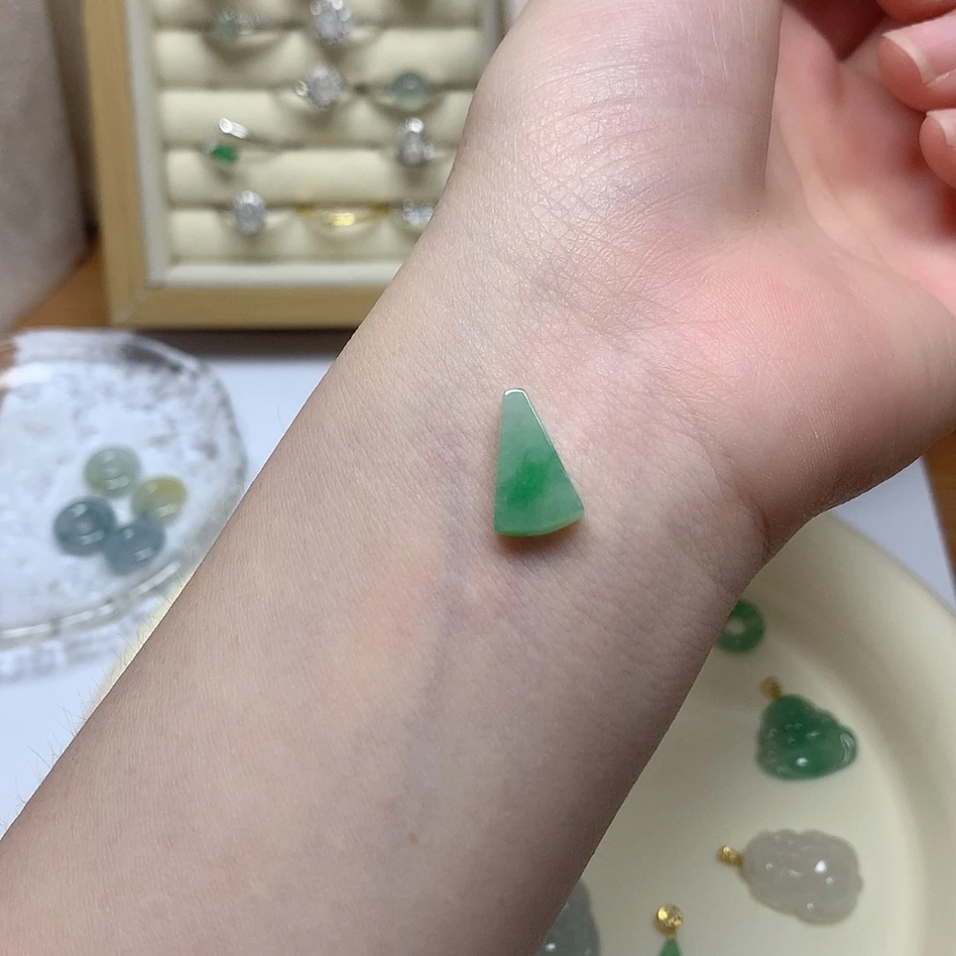 翡翠未镶嵌颈饰果绿飘绿花无事牌
