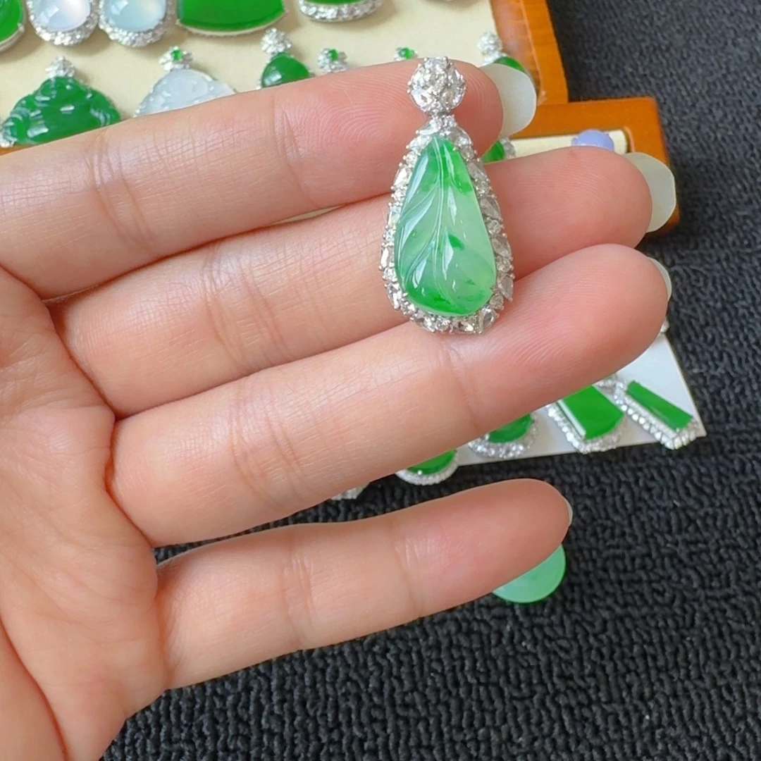 翡翠18K金镶嵌颈饰吊坠