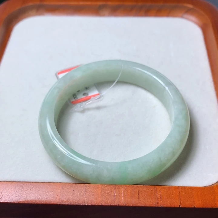 翡翠手镯未镶嵌翡翠手镯