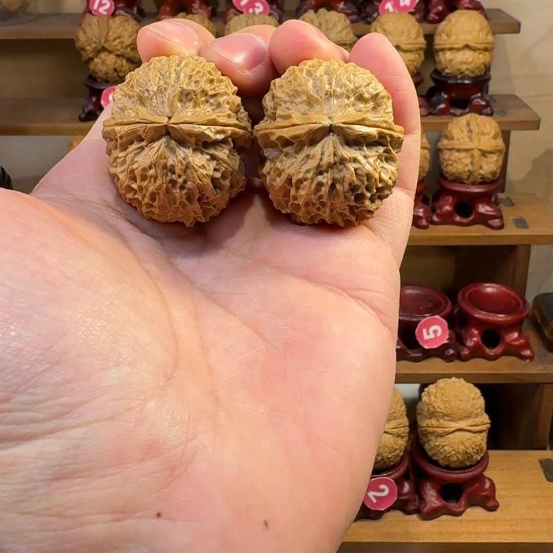 铁核桃把件臻龙铁绣球