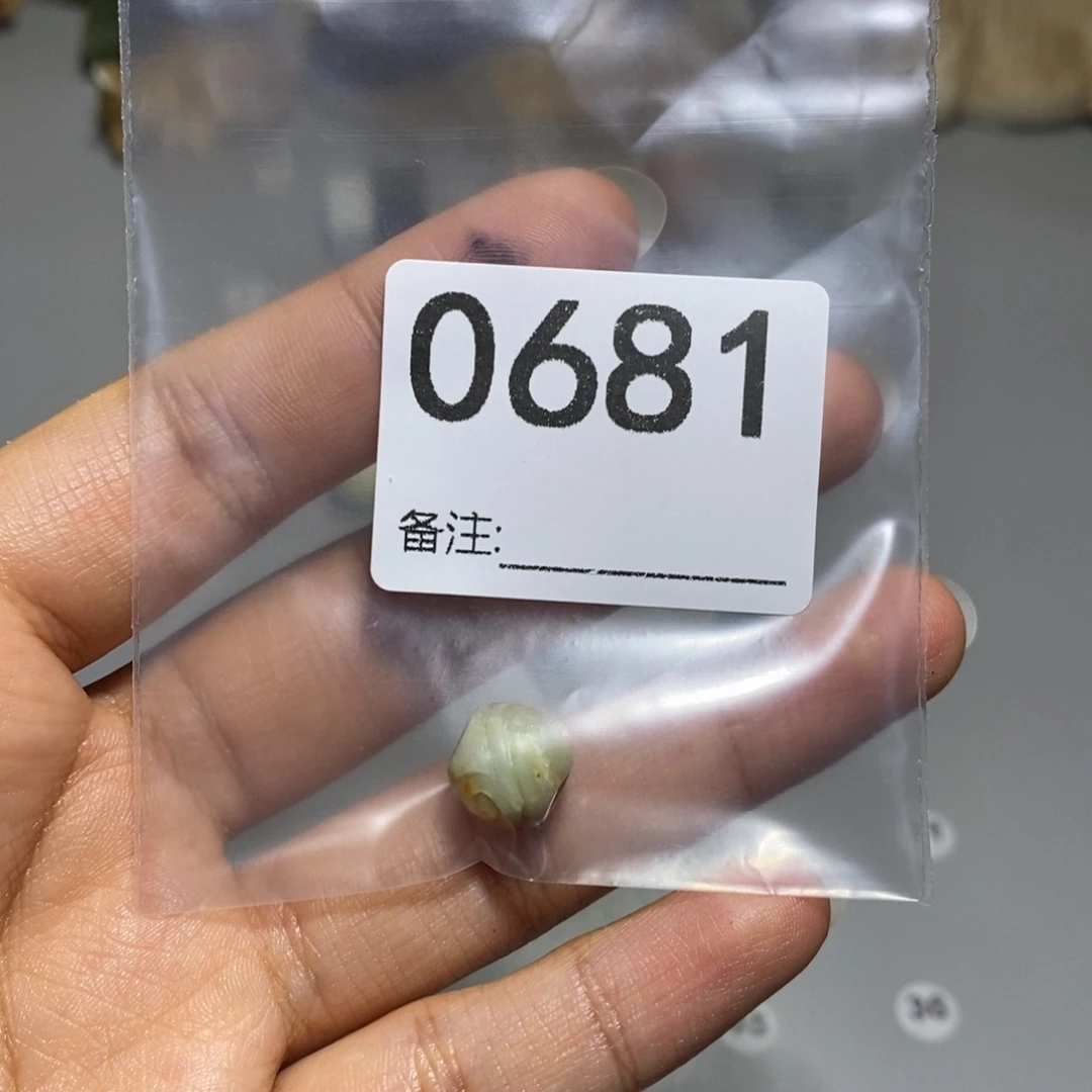 颈饰未镶嵌透闪石质玉山****娃