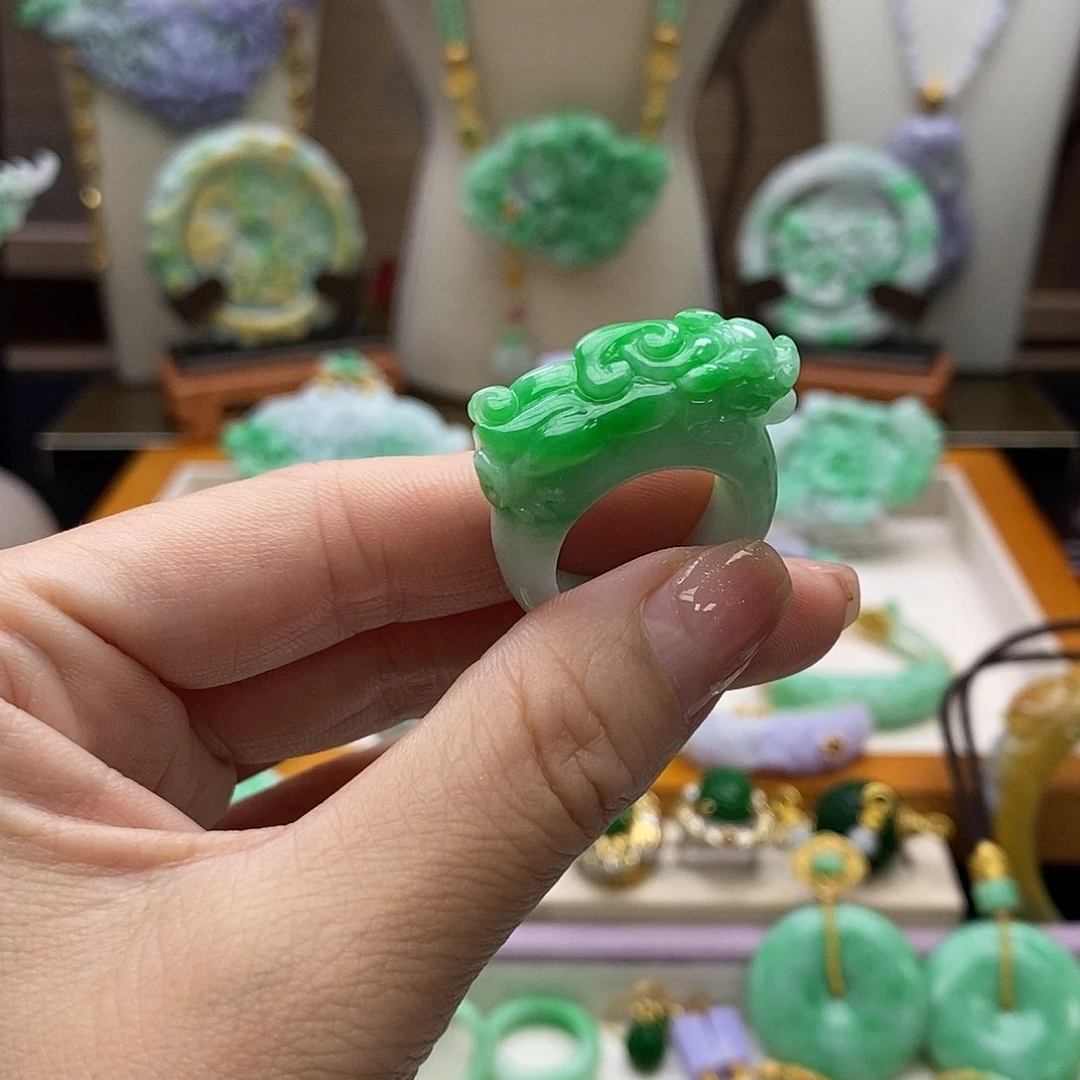 颈饰未镶嵌翡翠艾*儿天然