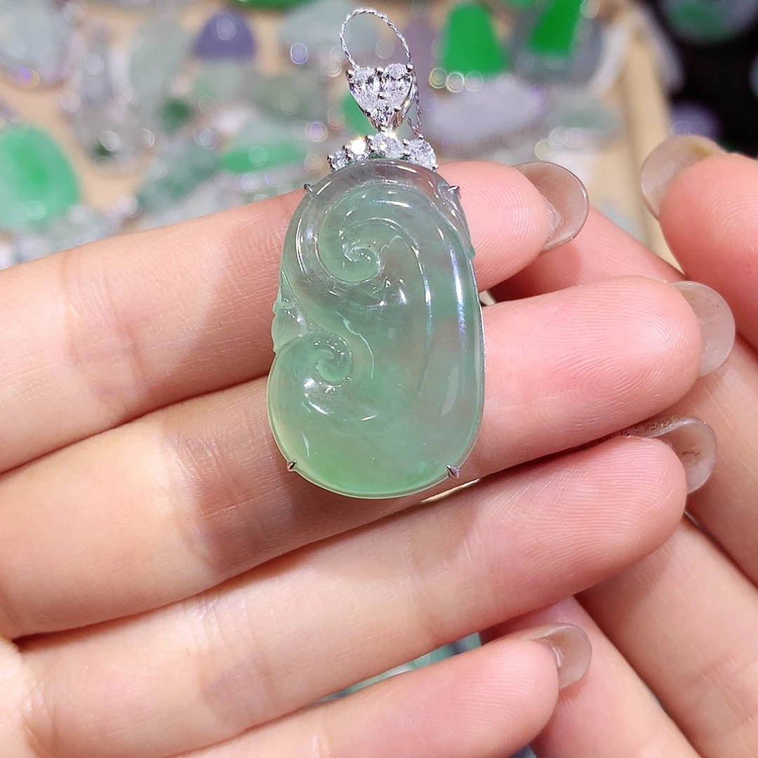 翡翠18K金镶嵌颈饰如意