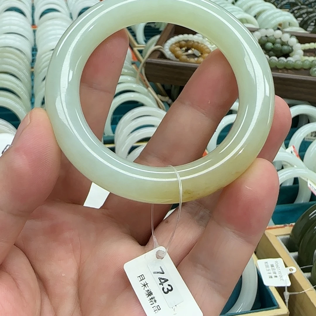 我***长和田玉手镯未镶嵌