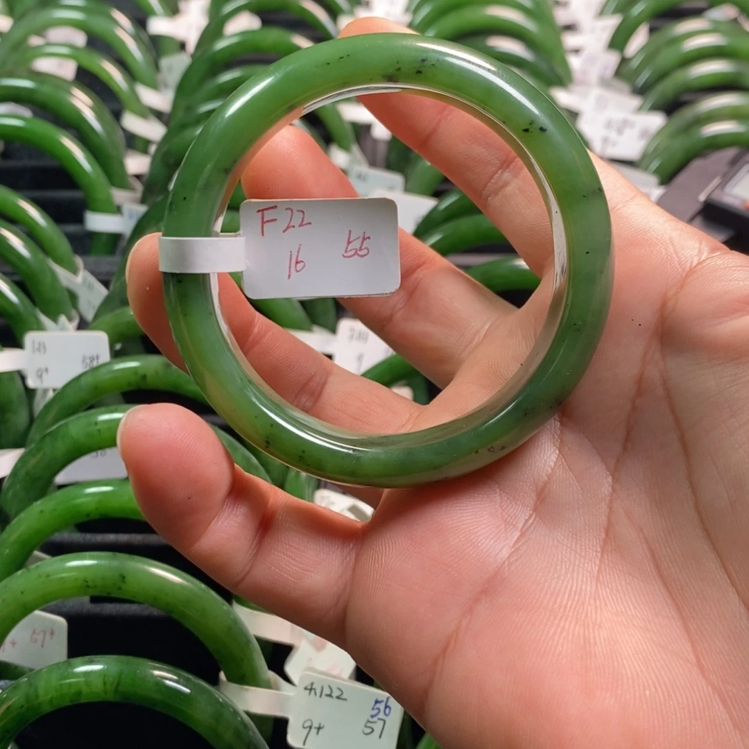 半***师和田玉（碧玉）未镶嵌手镯
