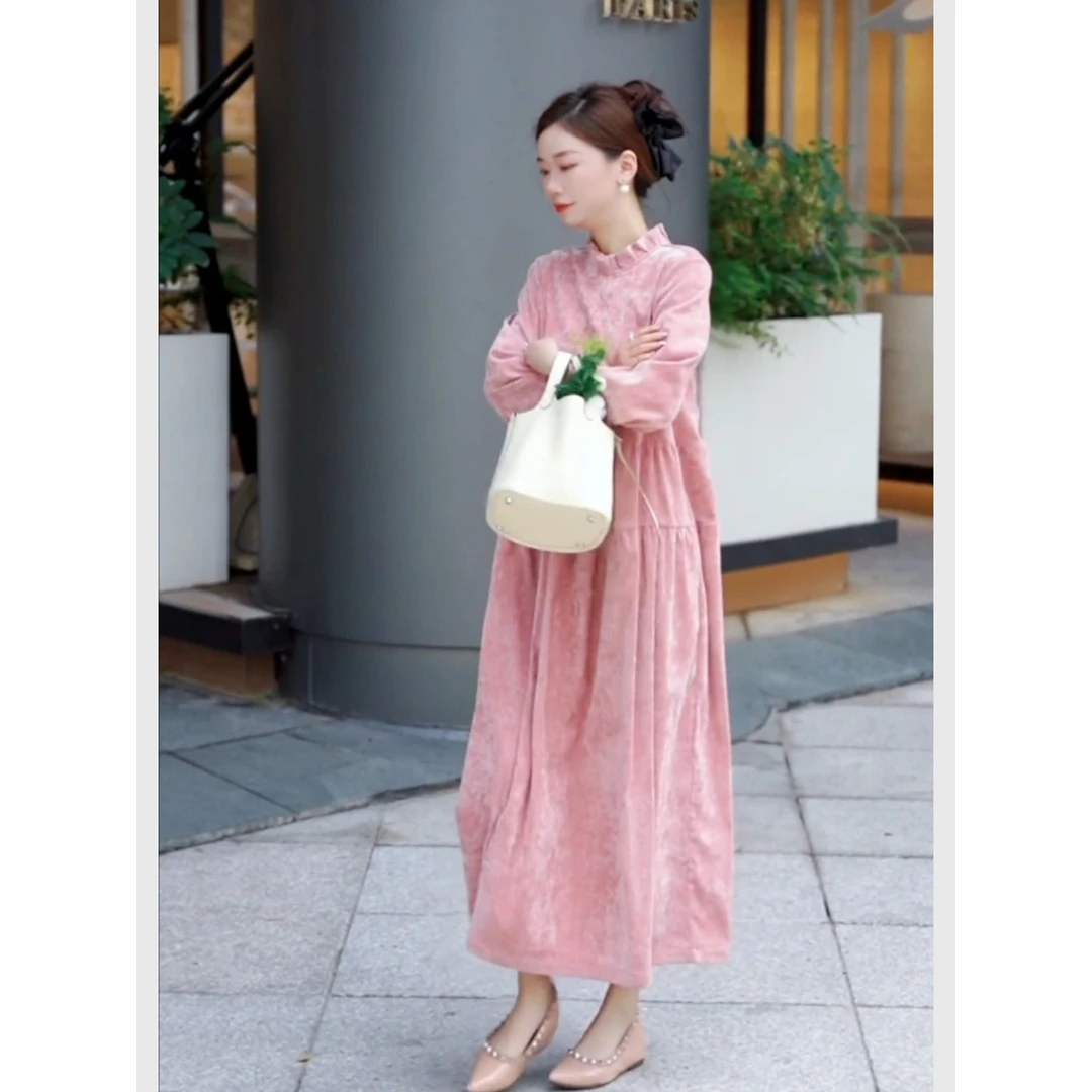 粉色丝绒连衣裙女秋2025新款宽松显瘦法式慵懒松弛感穿搭公主裙子