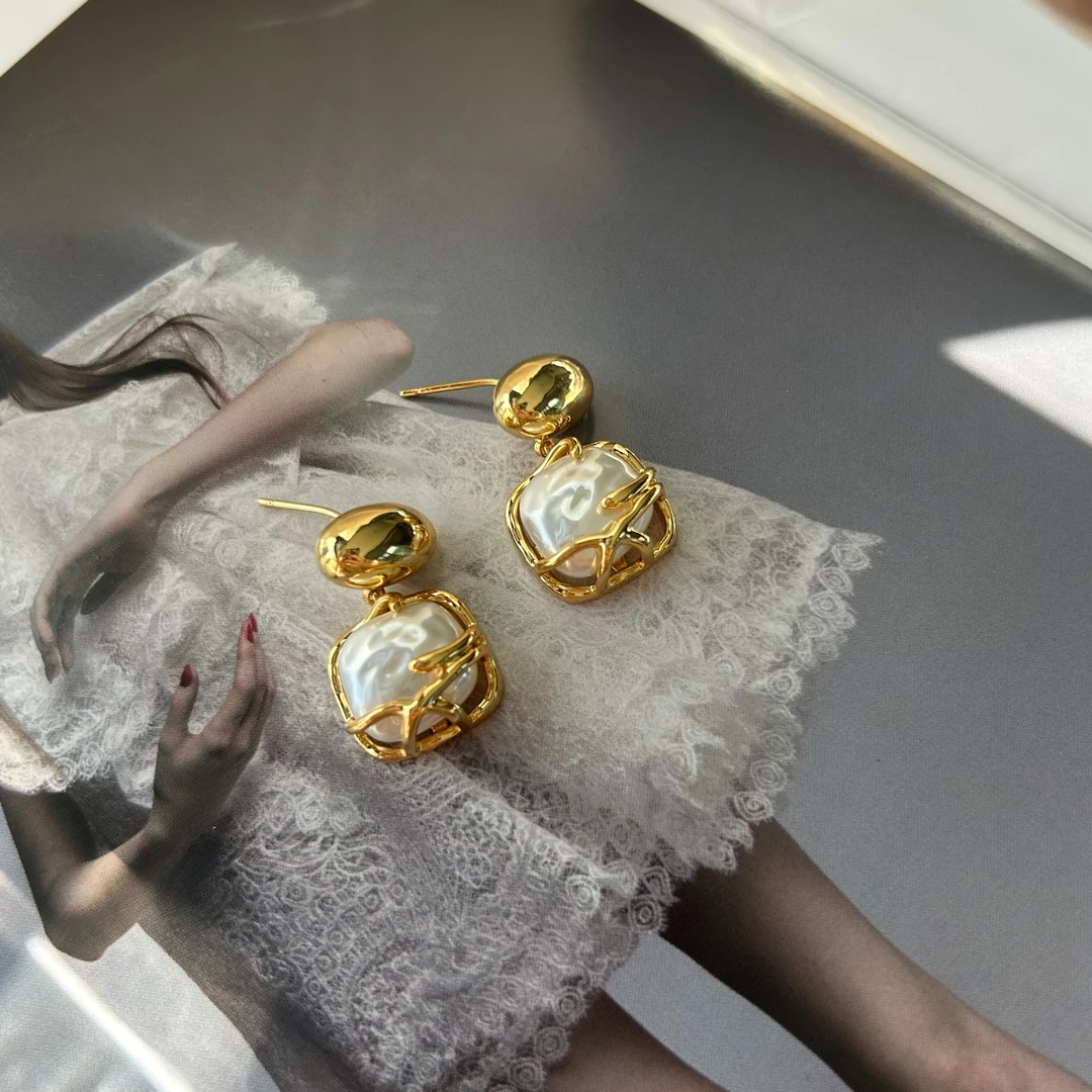 铜合金耳饰 复古巴洛克吊坠耳钉 2025新款轻奢气质时尚小众耳饰