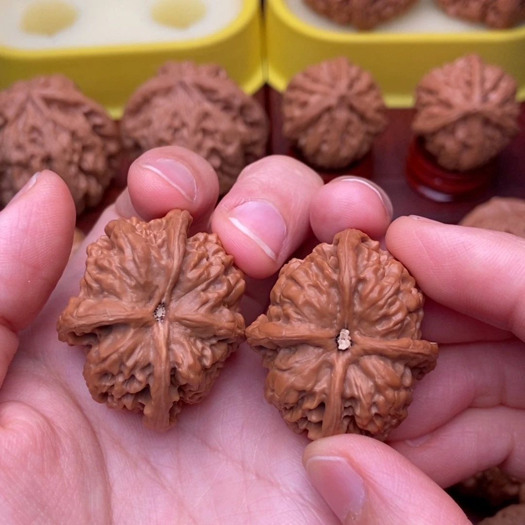 文玩核桃把件大***香37金锭四棱