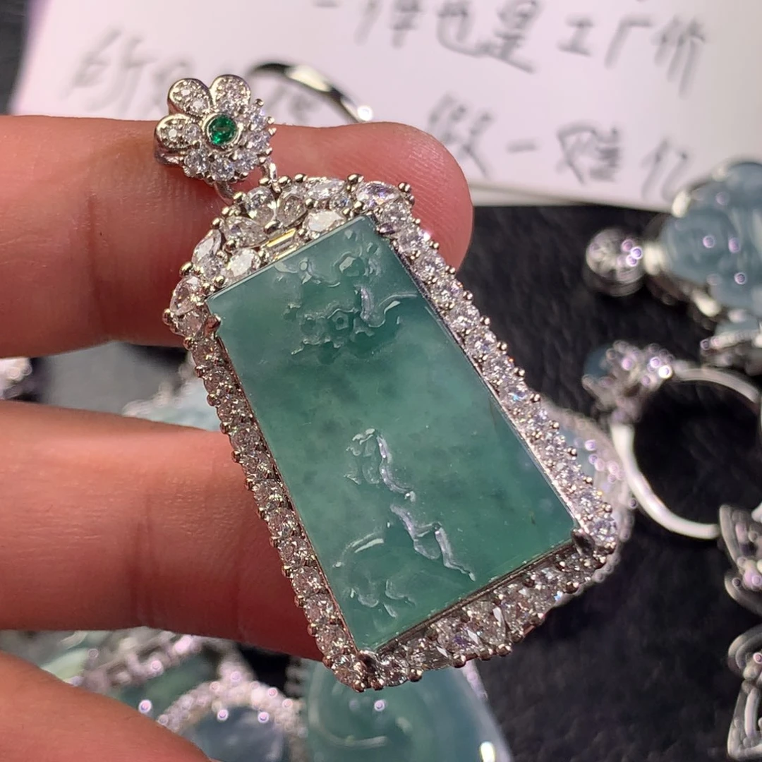 翡翠未镶嵌颈饰鹿牌