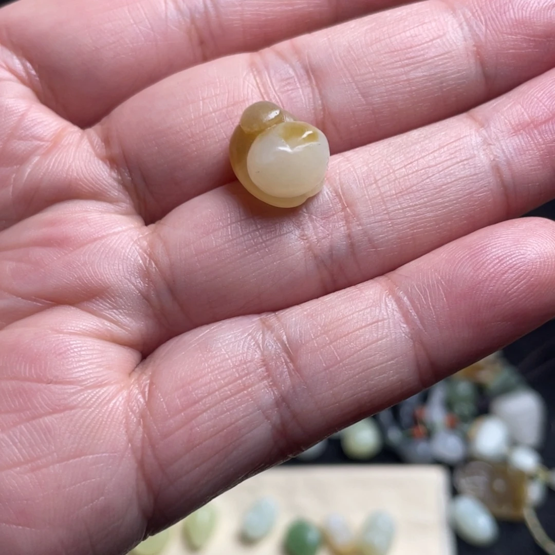 榕***头和田玉未镶嵌颈饰