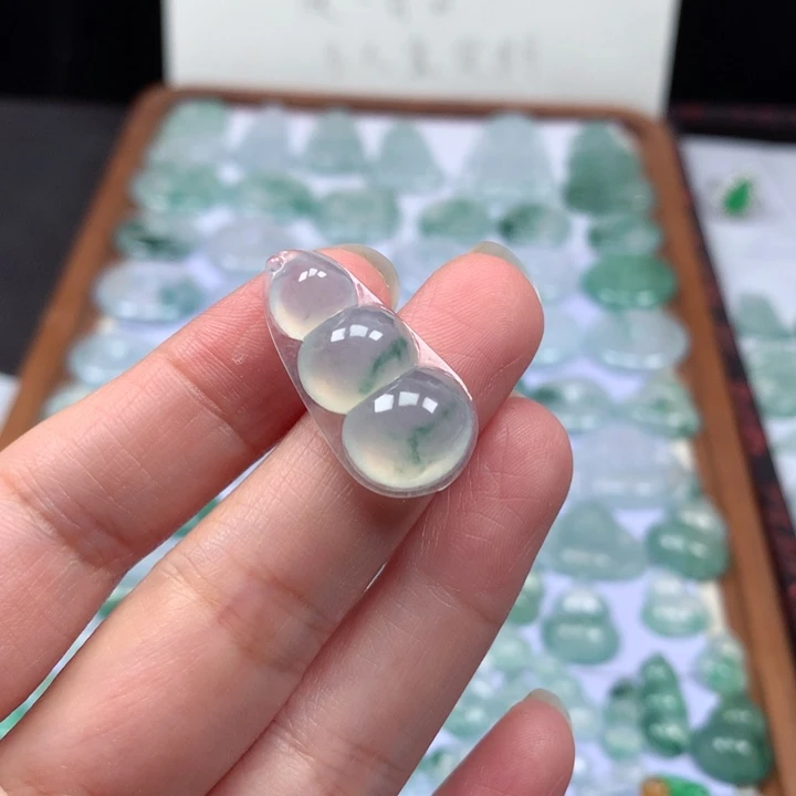 颈饰未镶嵌翡翠冰种飘花福豆